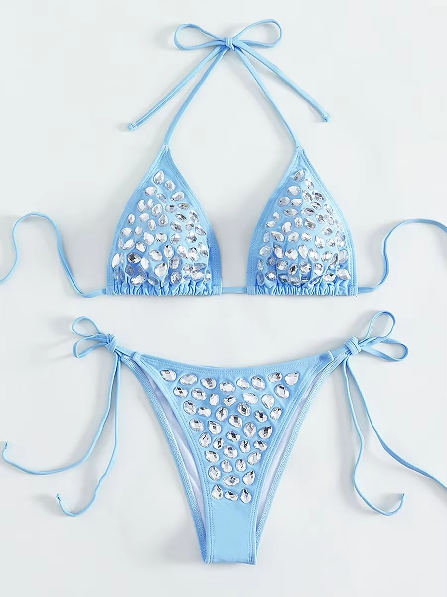 bikini femme à strass bleu pastel forme triangle