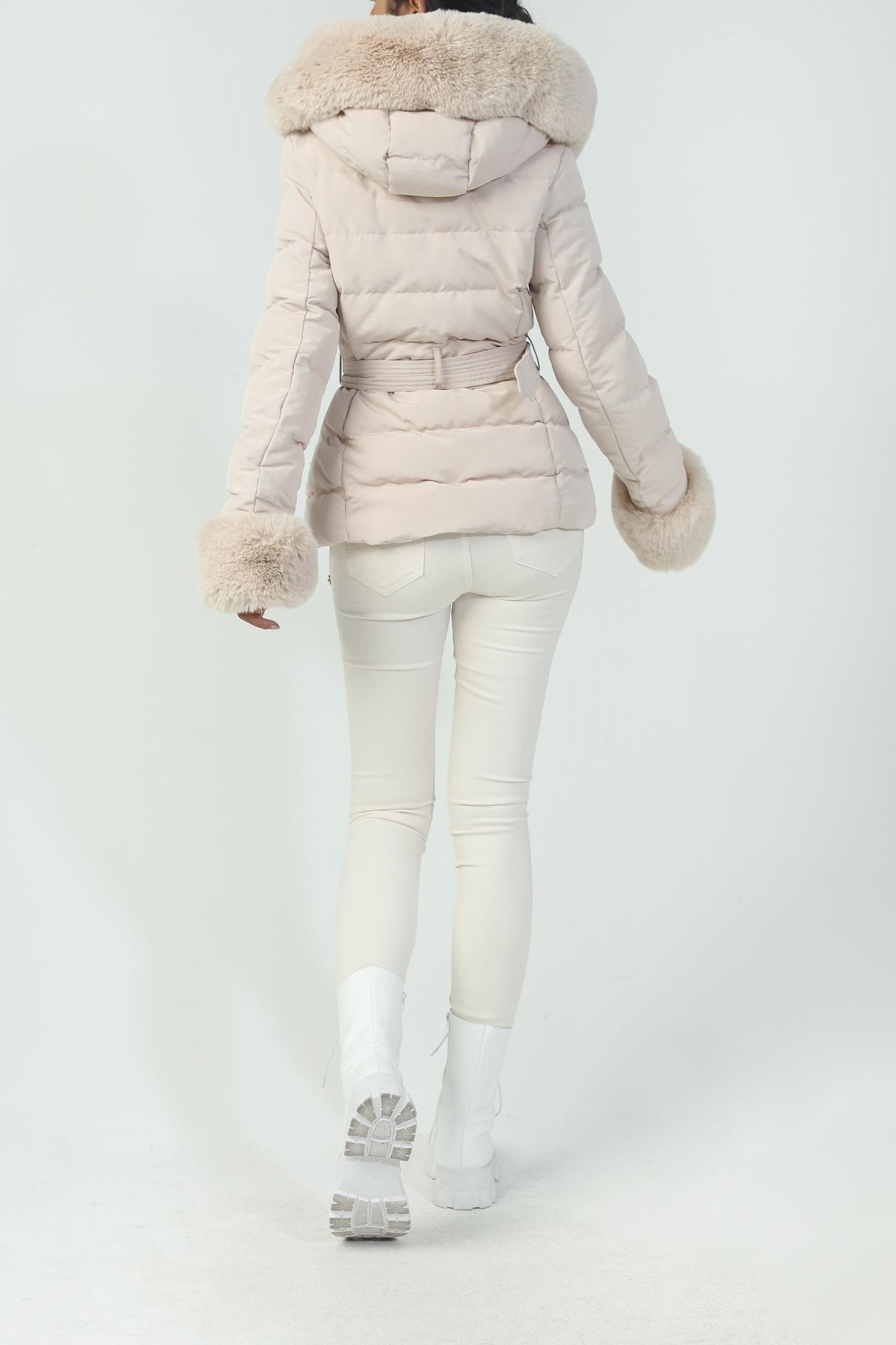 doudoune pour femme courte beige avec capuche et fausse fourrure épaisse