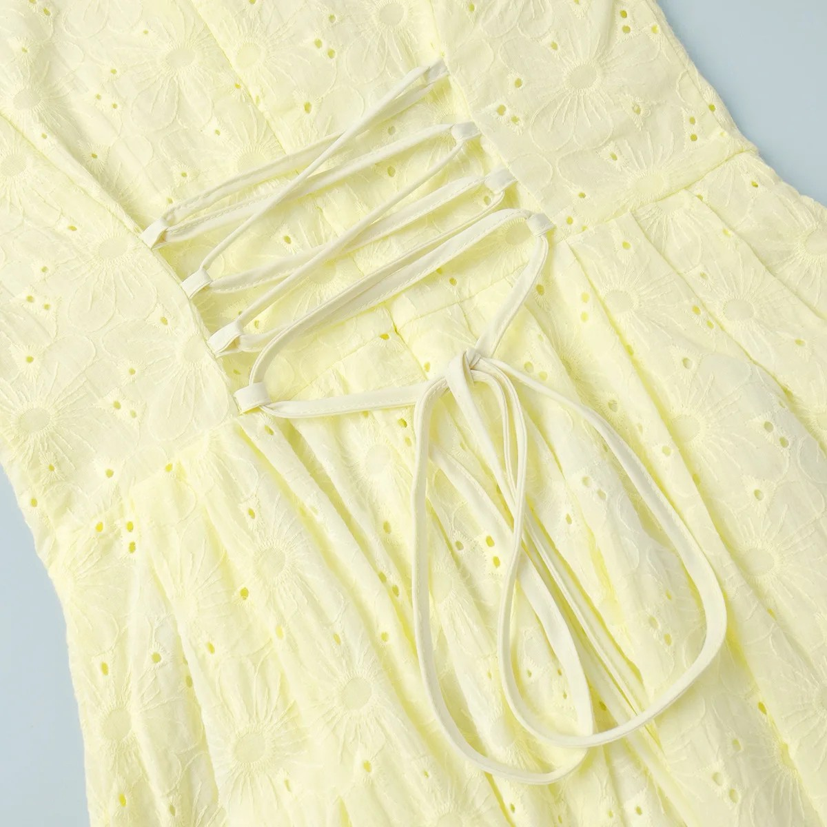 robe jaune pastel courte à dentelle