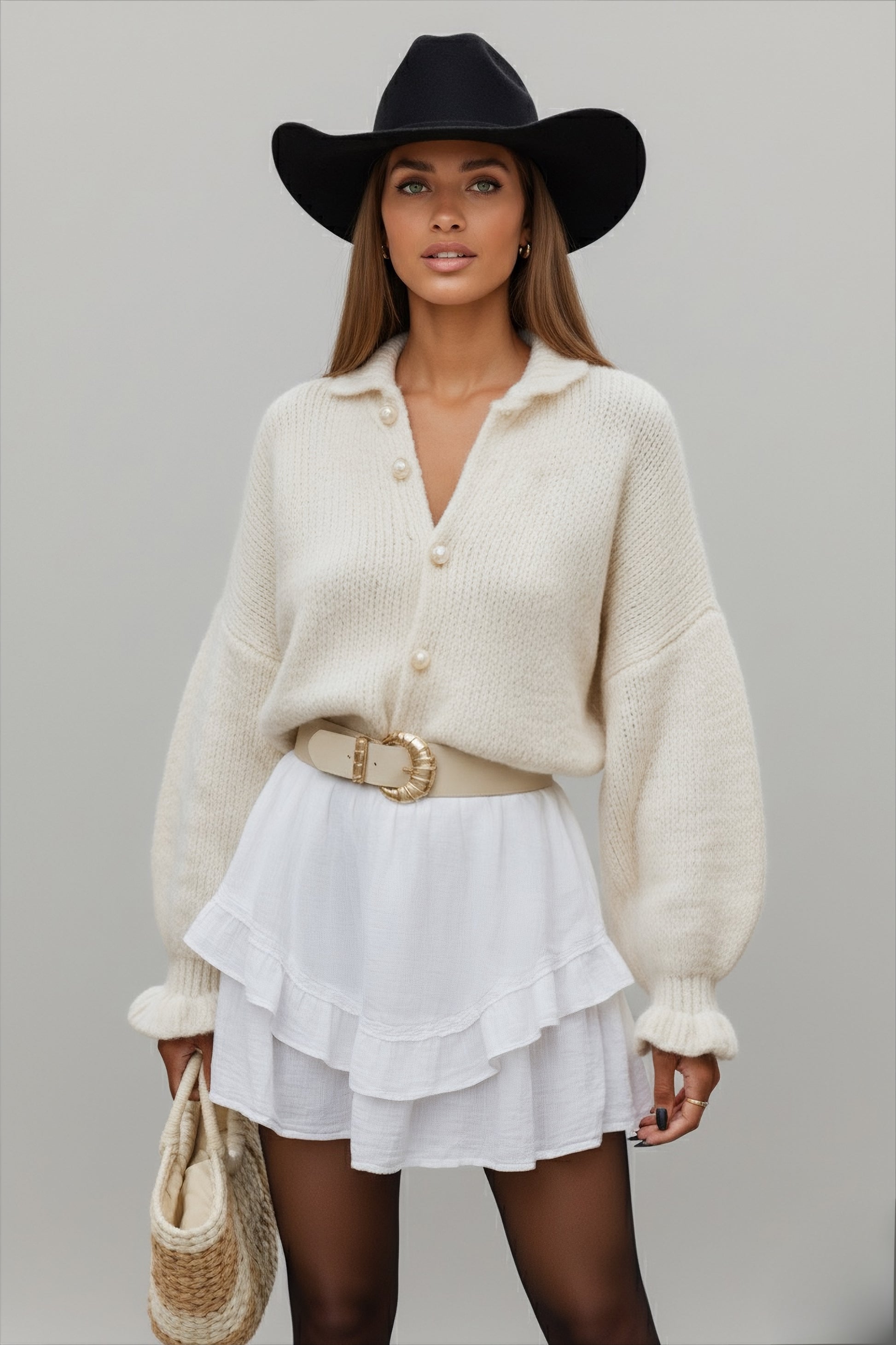 gilet pour femme en maille écrus avec boutons perles et volant sur les manches