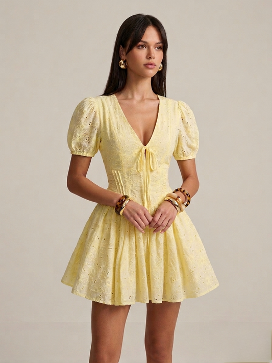 Robe courte en dentelle jaune pastel