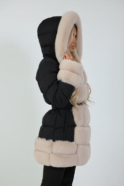 Doudoune courte matelassée avec fausse Fourrure