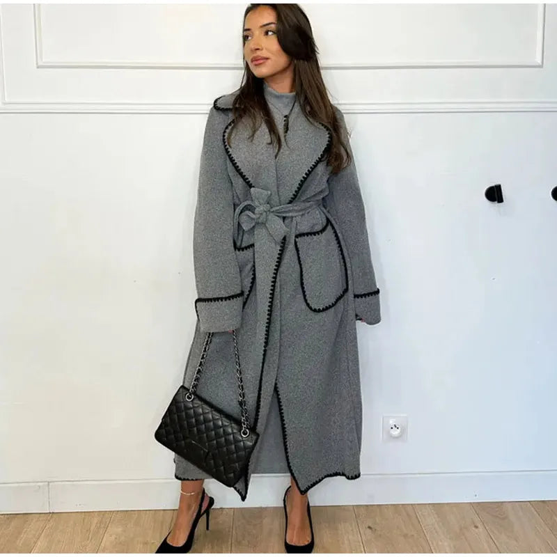 Manteau long à bordures brodées