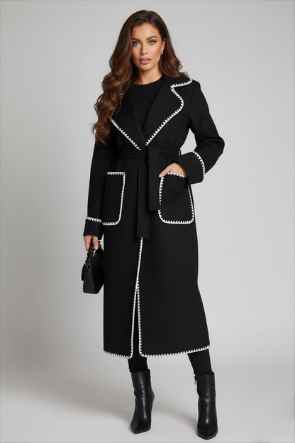 Manteau long noir  pour femme en laine à bordure brodé blanche 