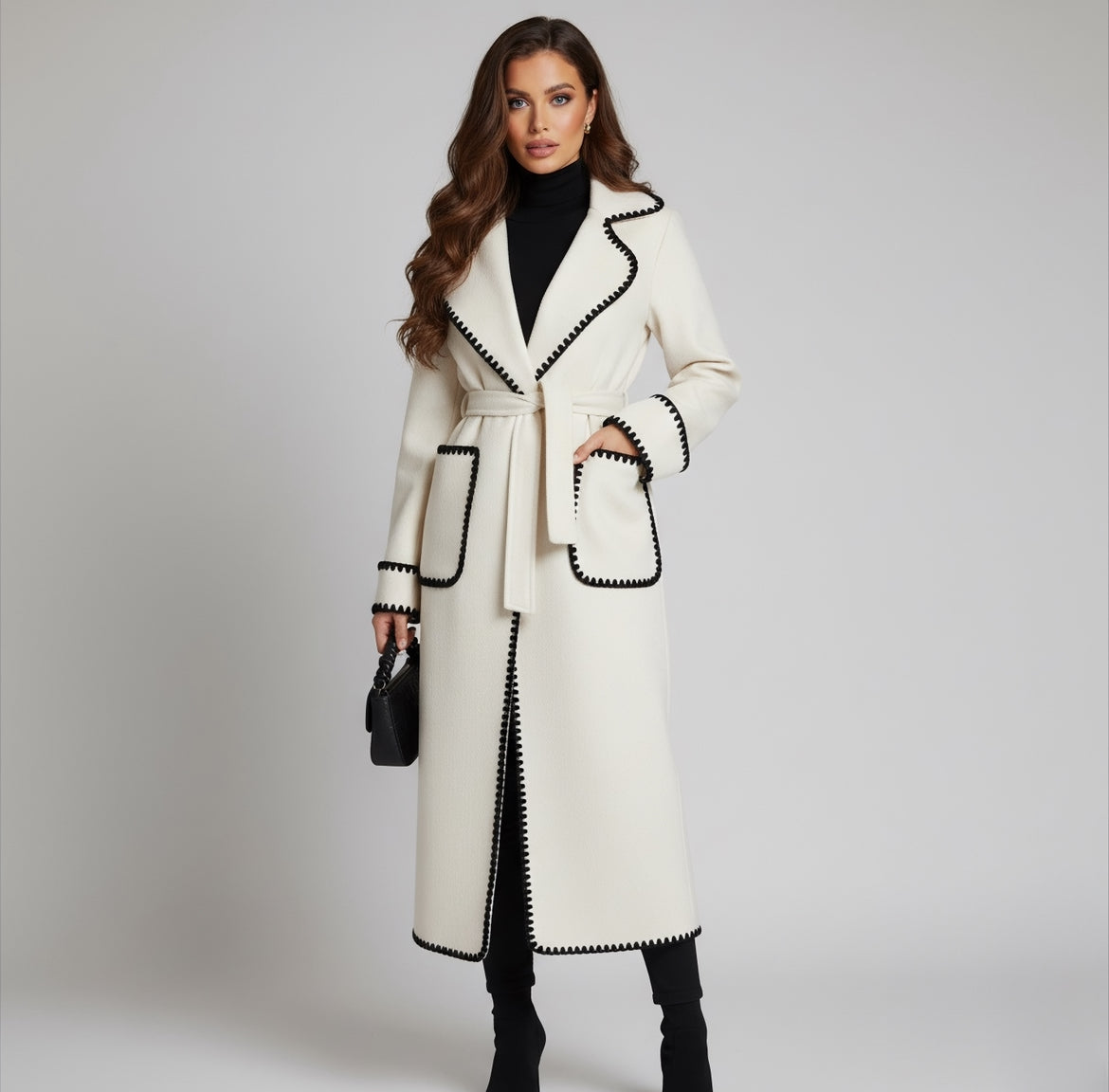 Manteau long écru pour femme en laine à bordure brodé noir 