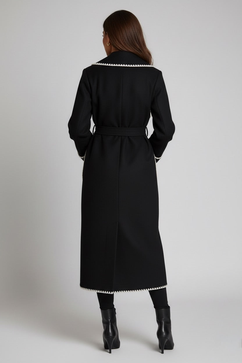 Manteau long noir  pour femme en laine à bordure brodé blanche 