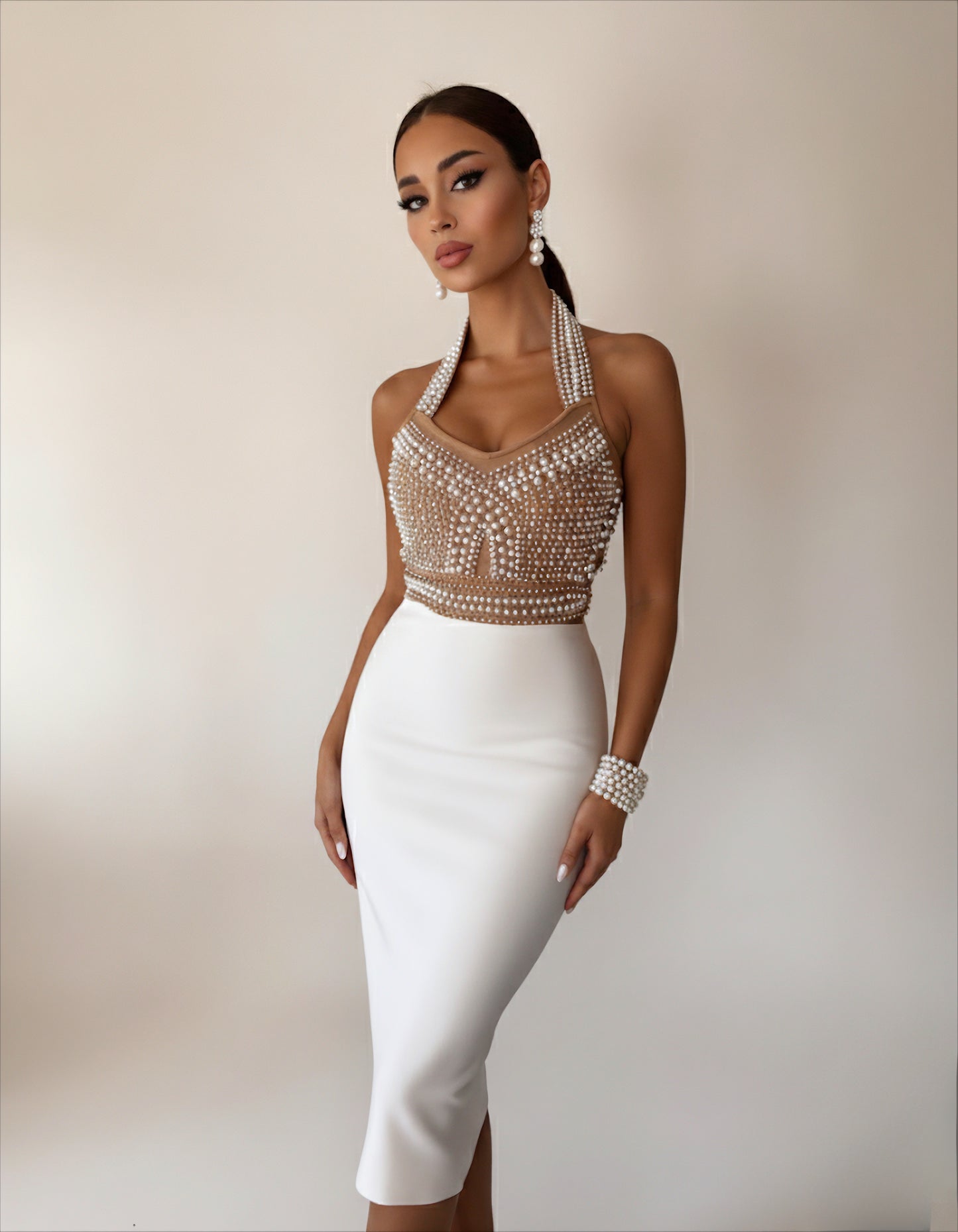 Robe bandage femme haute qualité avec détails perles sur le haut de la robe longueur midi dos nu couleur beige et blanche 