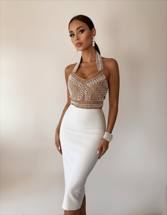 Robe bandage femme haute qualité avec détails perles sur le haut de la robe longueur midi dos nu couleur beige et blanche 
