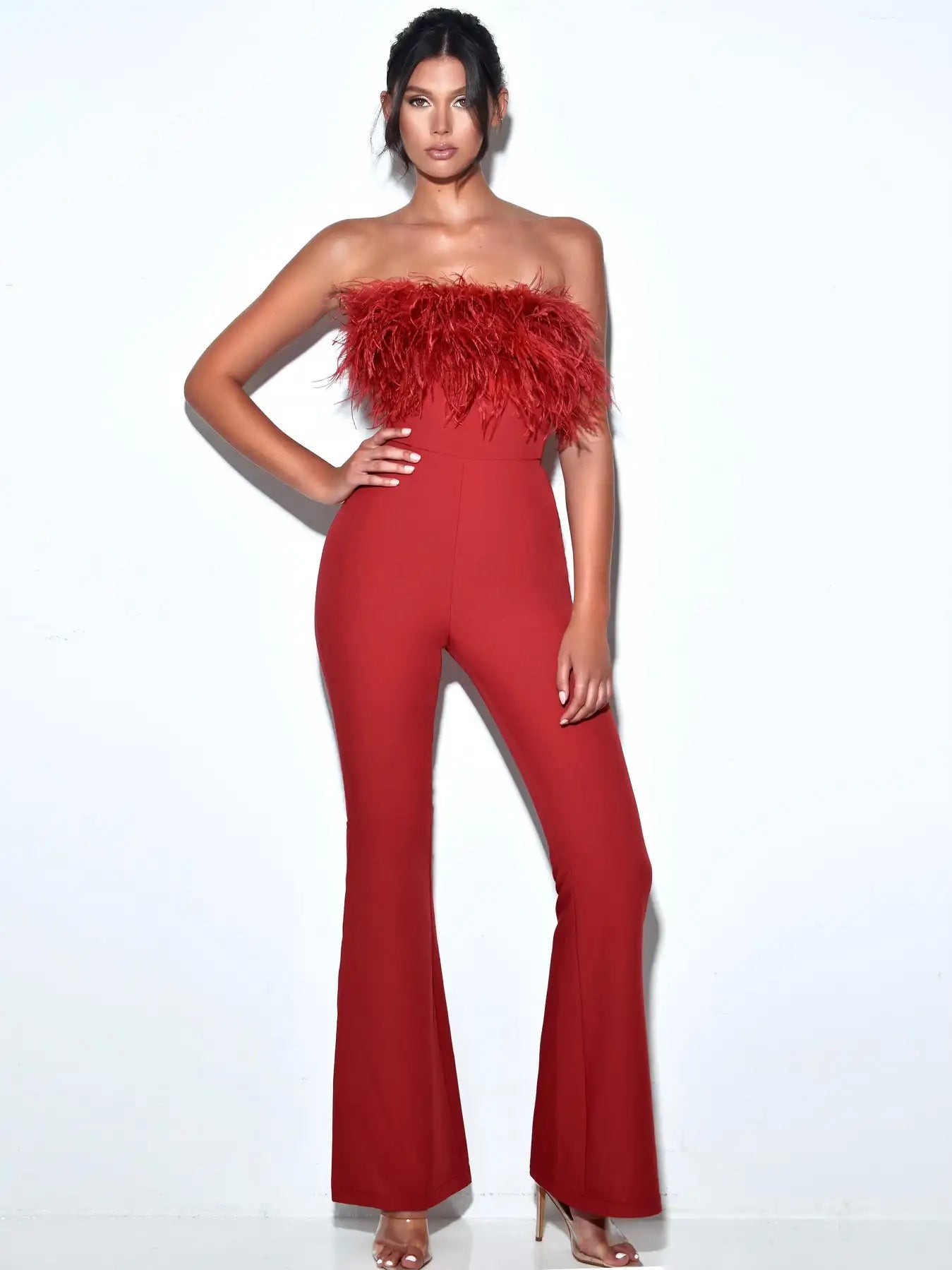 combinaison-femme-rouge-en-bandage-bustier-a-plumes