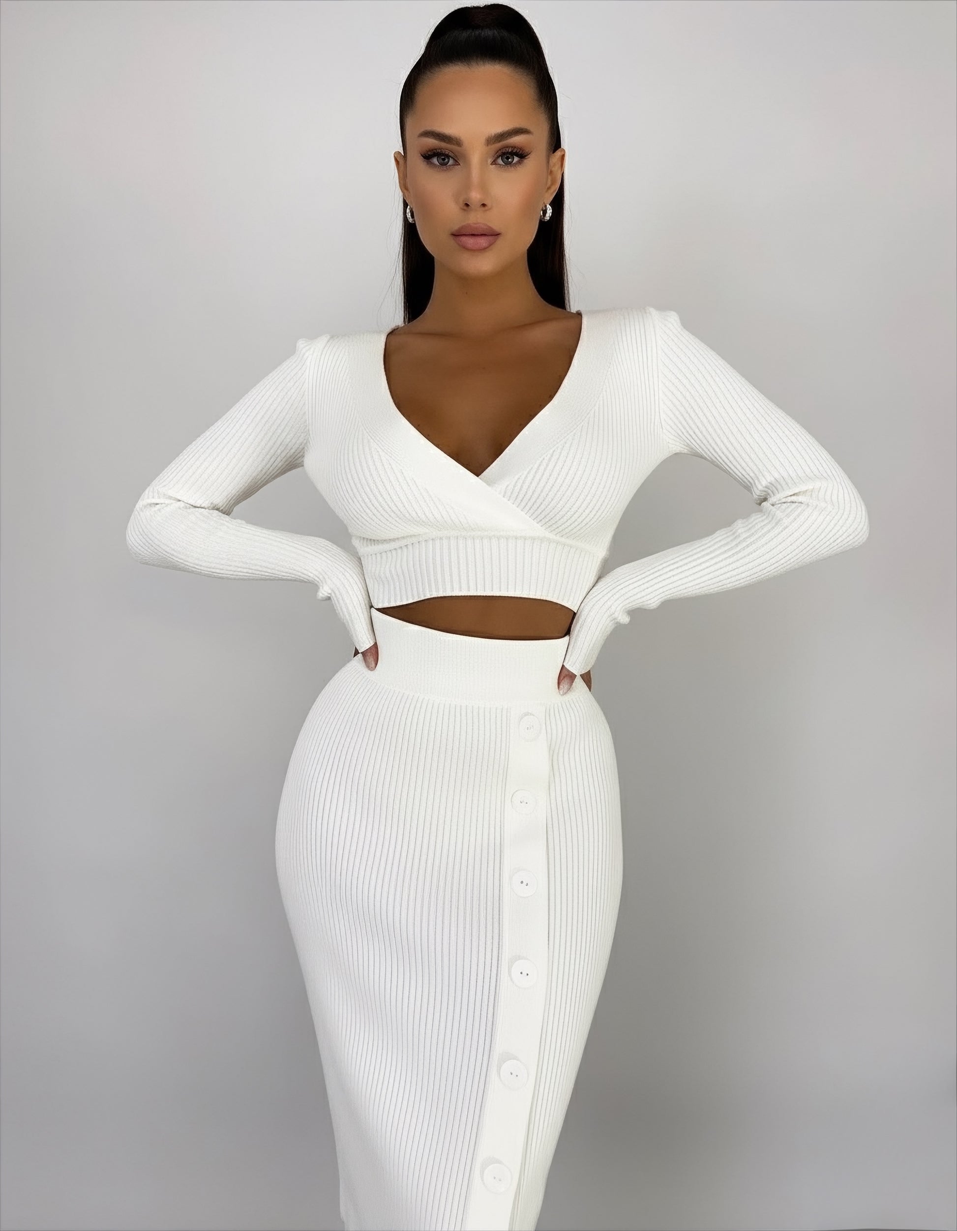 ensemble deux pièces pour femme crop top manches longue et jupe longue côtelé avec boutons sur le coté , blanc  