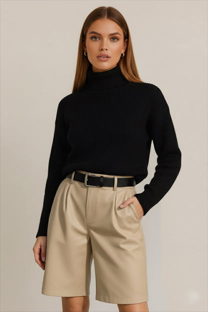 short pour femme coupe mi ong en similicuir beige