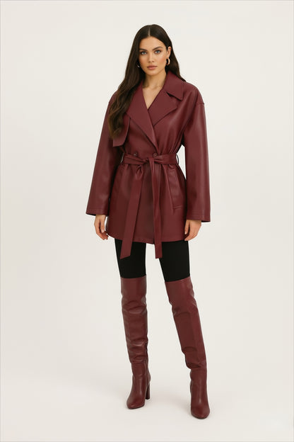 trench pour femme court en similicuir bordeaux et ceinture assortie 
