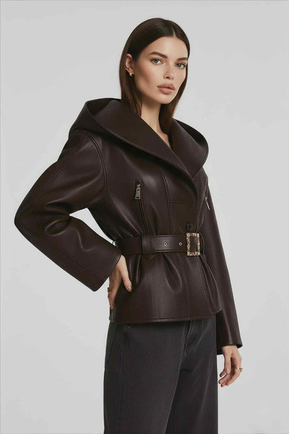 Veste pour femme ceinturé en similicuir chocolat courte  avec une très grande capuche 