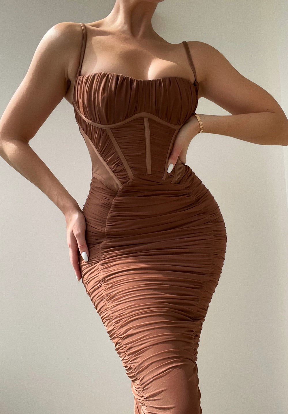 robe longue pour femme couleur marron design plissée 